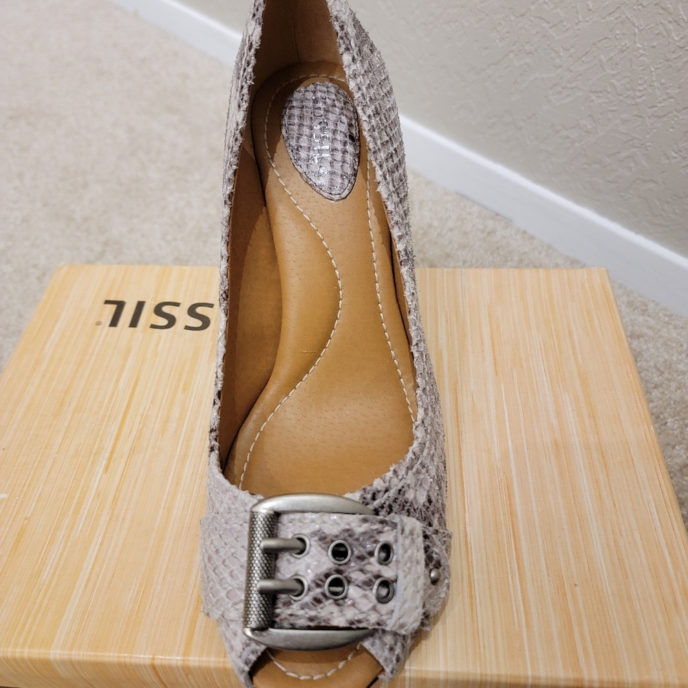 New Fossil open toe snake print heel size 8.5